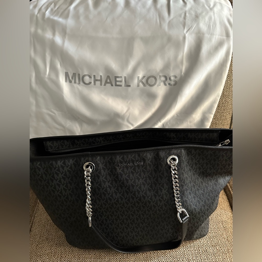 MICHAEL KORS ZIPPERED BAG MINT CONDITION